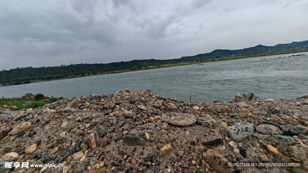 湖畔碎石景观