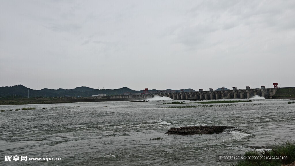 江边水域景象