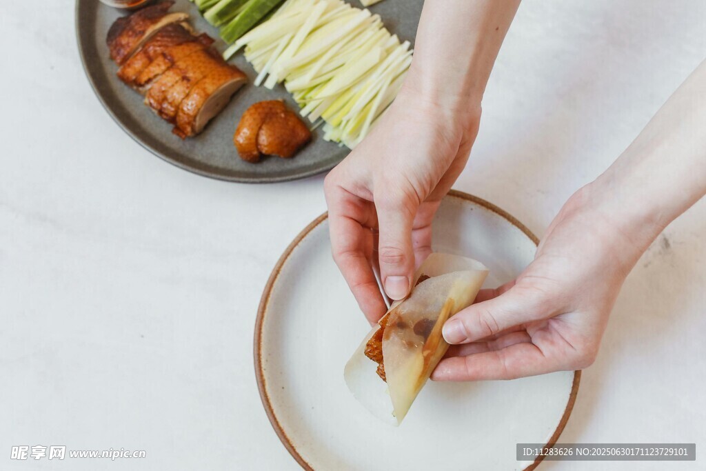 手卷烤鸭卷饼
