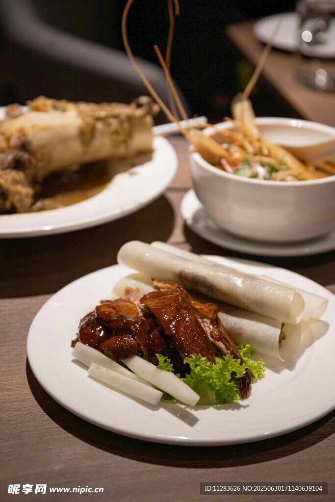 多样美味佳肴摆上餐桌