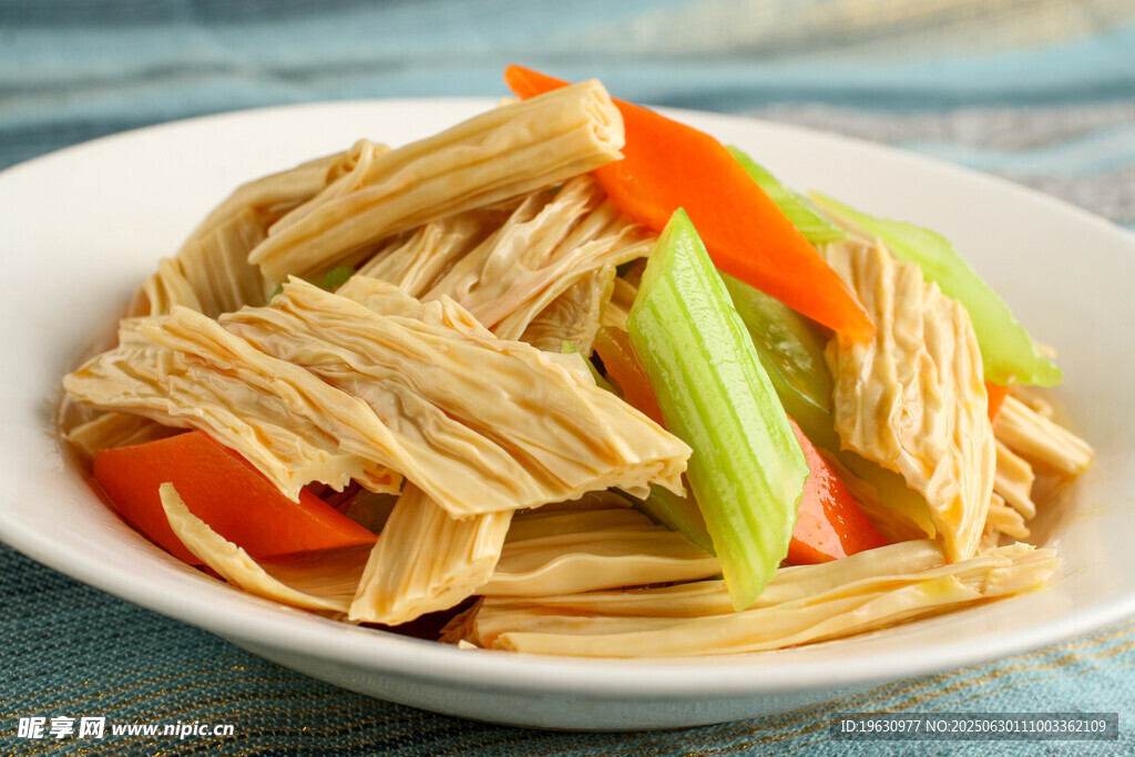 凉拌腐竹配蔬菜