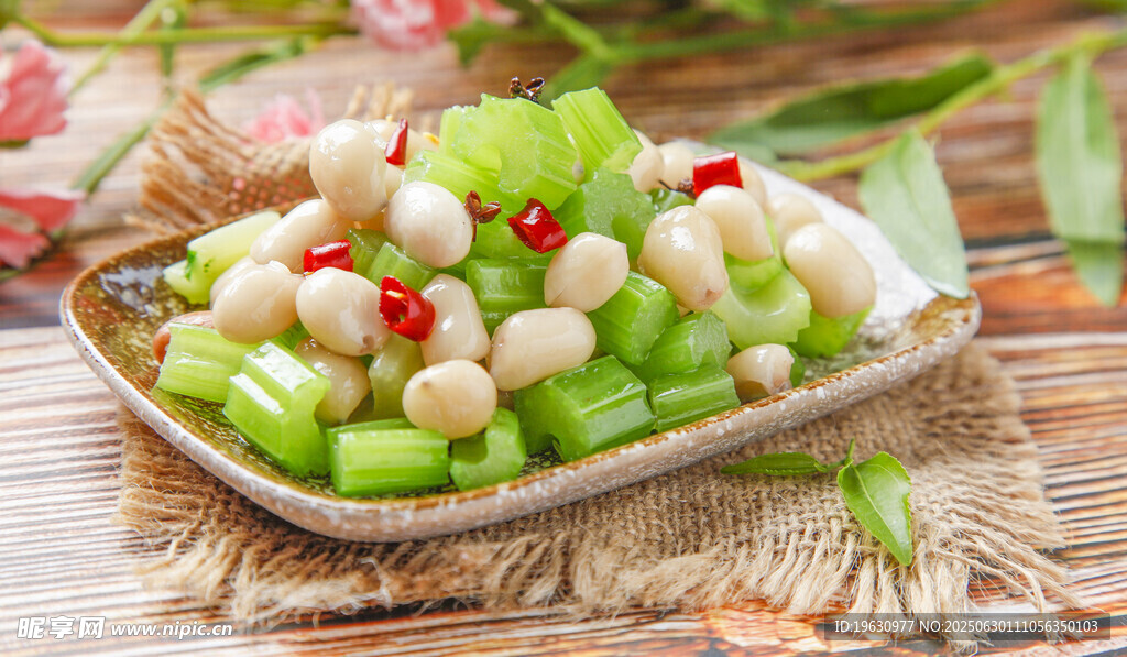 芹菜花生米凉拌菜