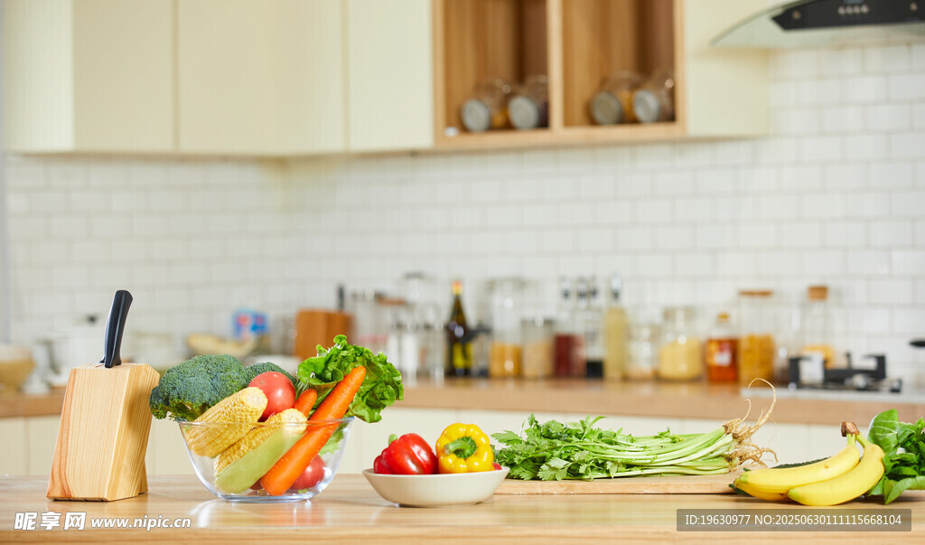 厨房多彩新鲜蔬菜摆放