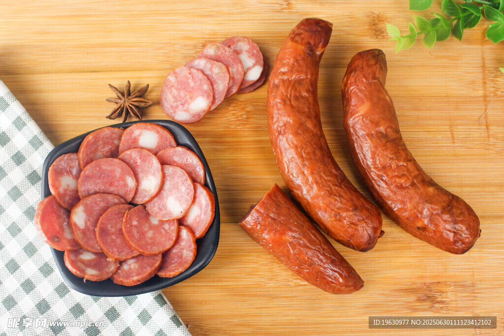 美味香肠与肉片展示
