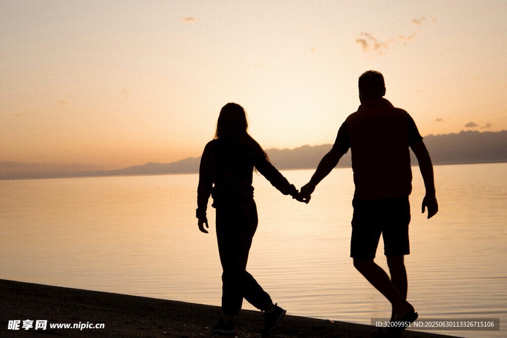 夕阳下情侣牵手漫步