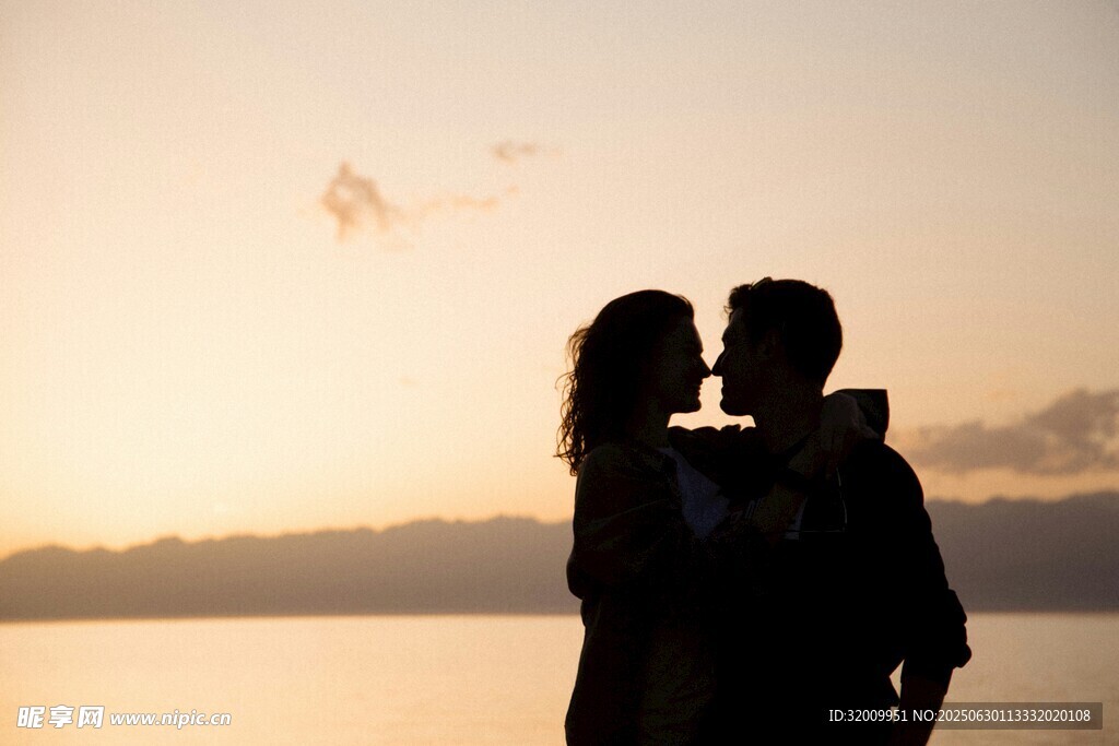 夕阳下情侣甜蜜亲吻剪影