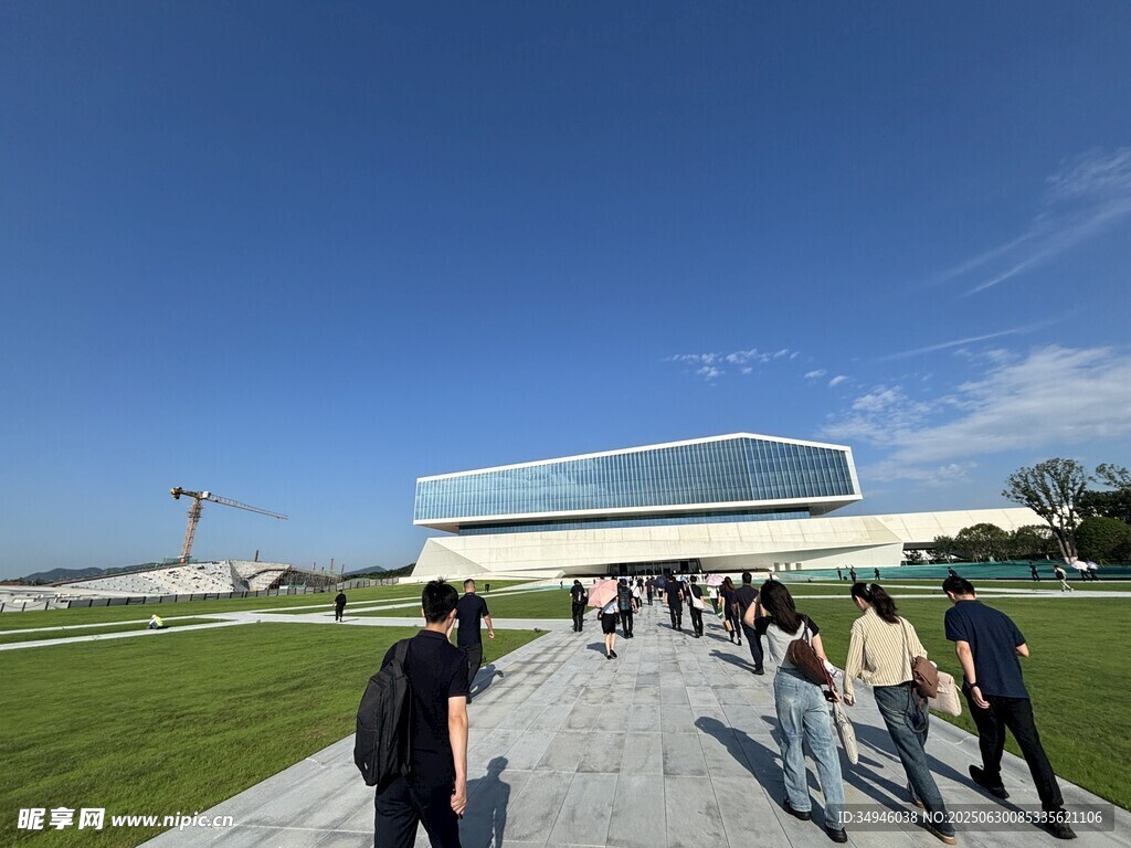 现代建筑前的行人漫步场景