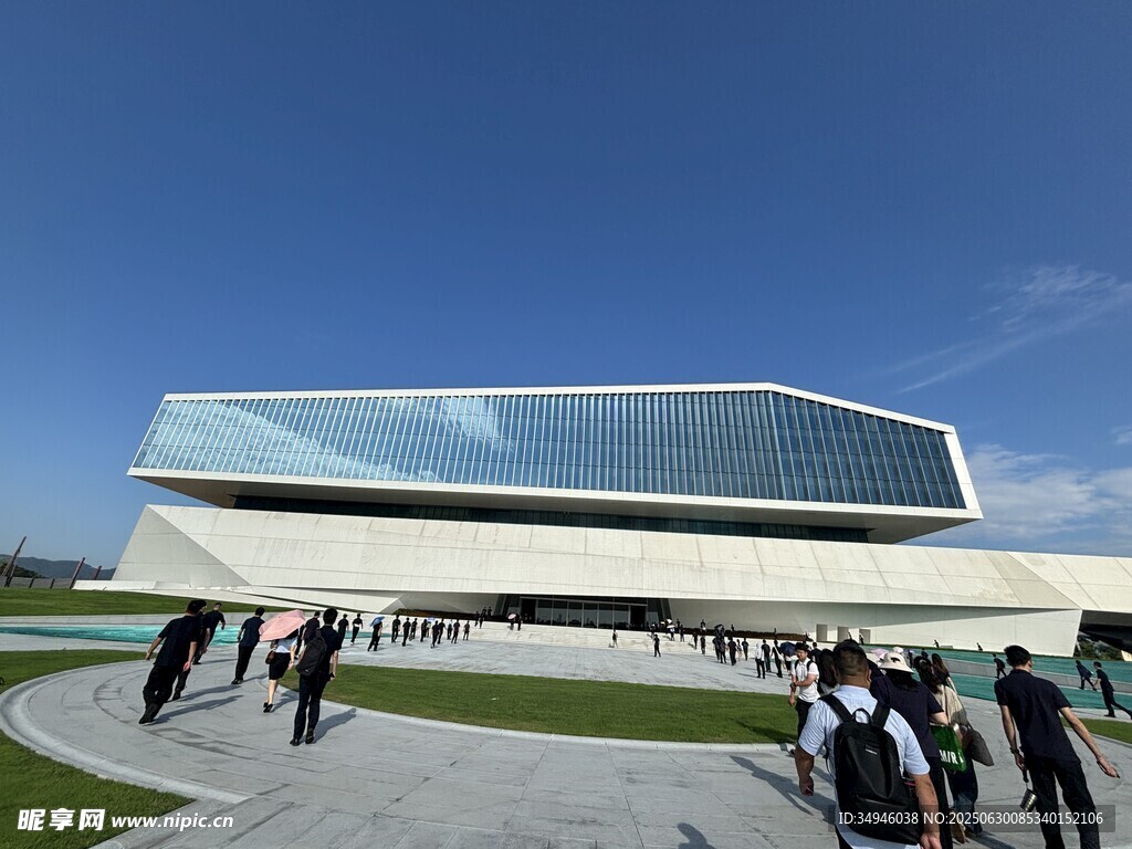 现代建筑前的人群景观