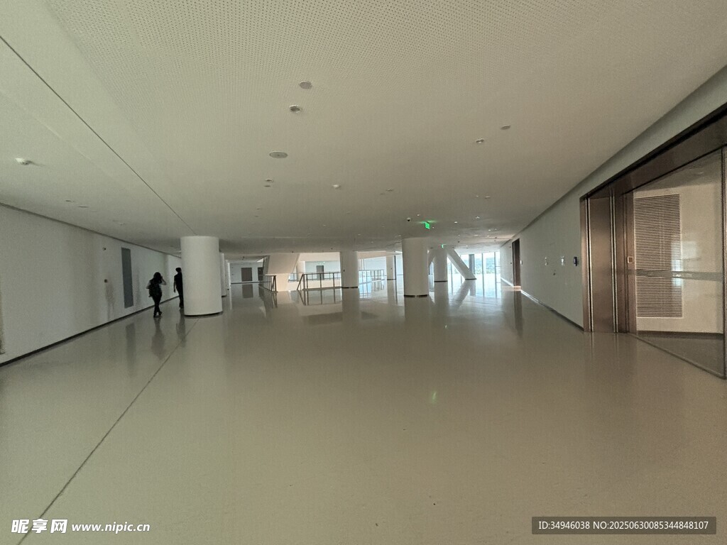 宽敞空旷的现代化室内空间