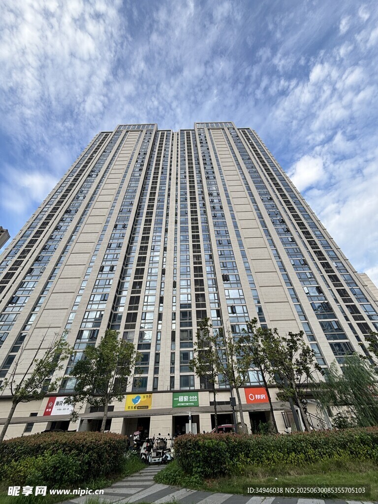 高耸入云的现代摩天大楼