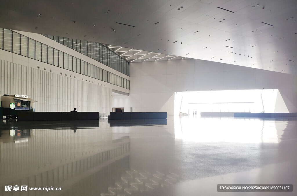 空旷洁净的现代化室内空间