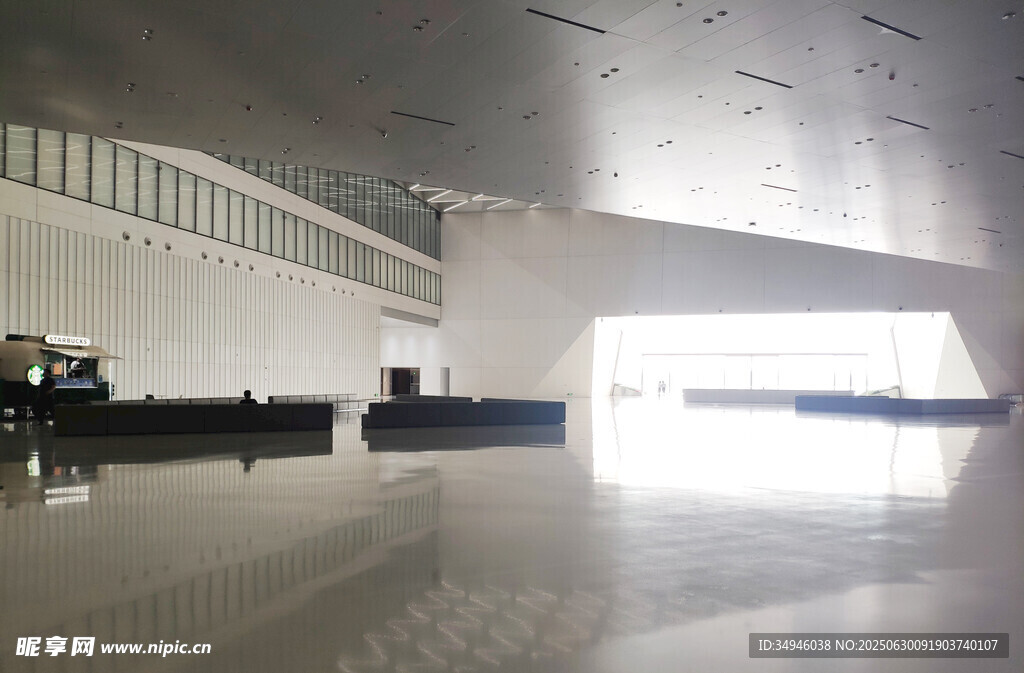 宽敞明亮的现代化室内空间