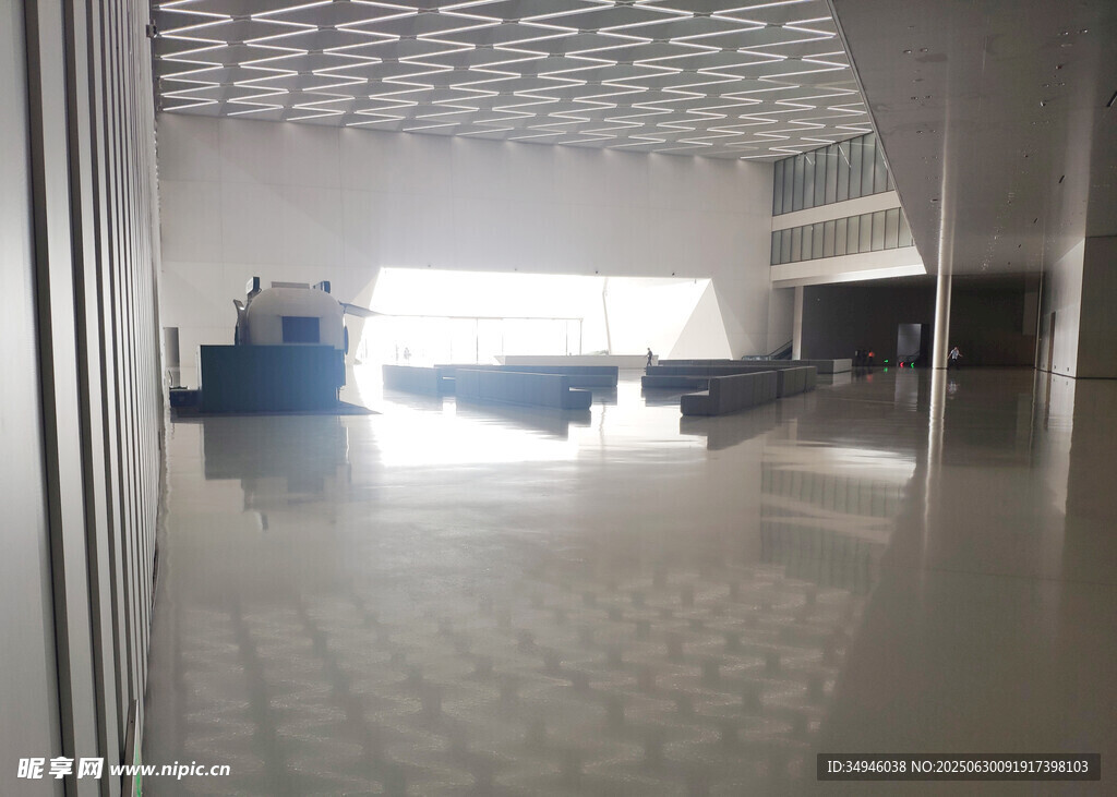 宽敞明亮的室内空间场景