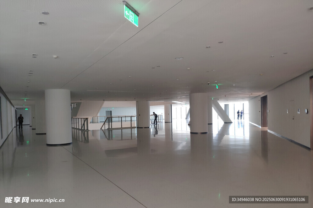 空旷明亮的室内空间场景