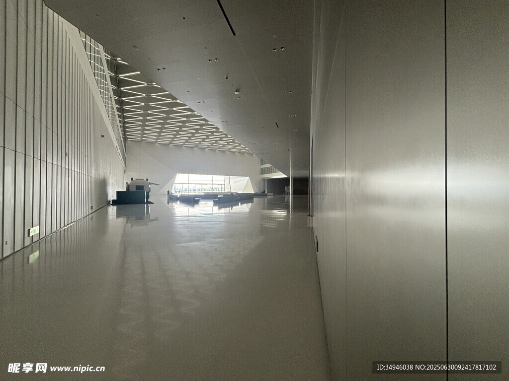 现代简约风格的宽敞走廊