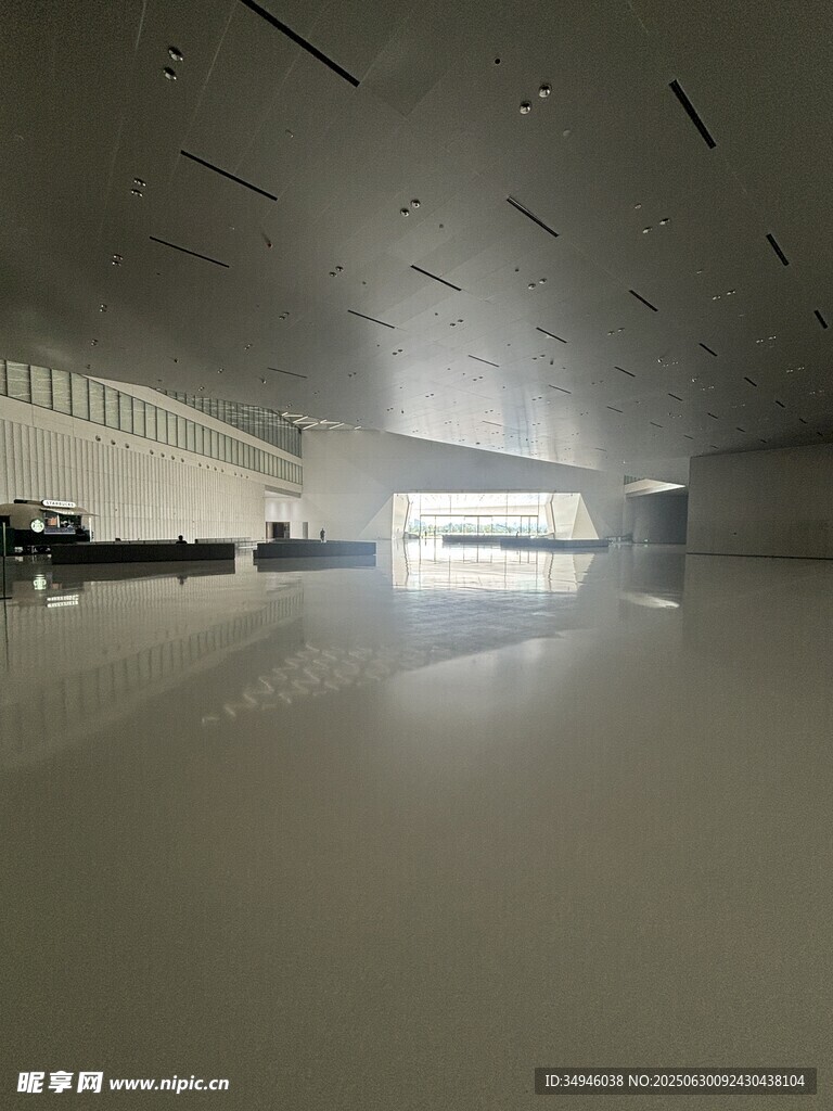 宽敞明亮的现代化室内空间