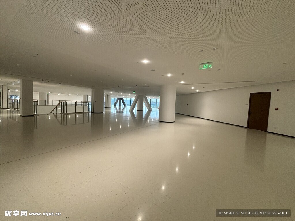 宽敞明亮的现代化空旷大厅