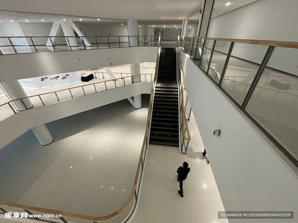 现代宽敞建筑内景