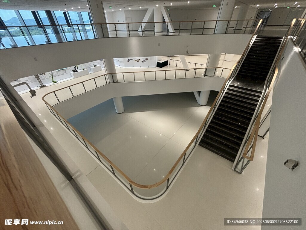 现代室内环形楼梯空间
