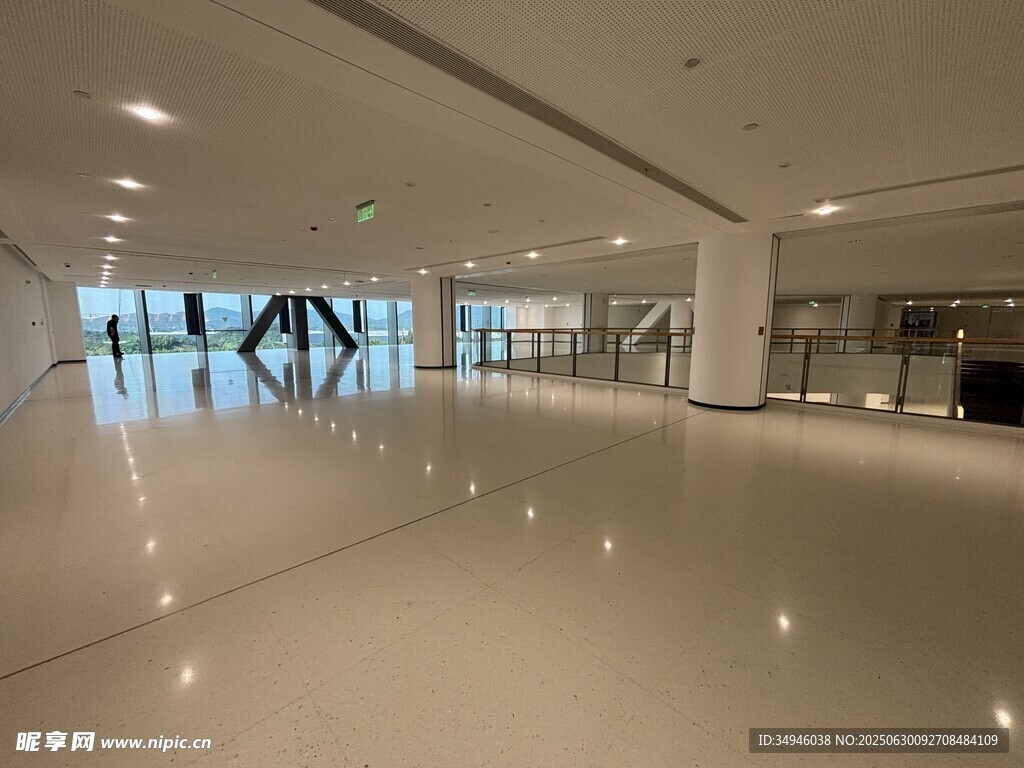 现代宽敞的室内大厅空间