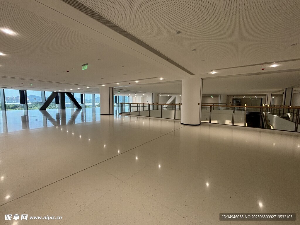 现代宽敞的室内大厅空间