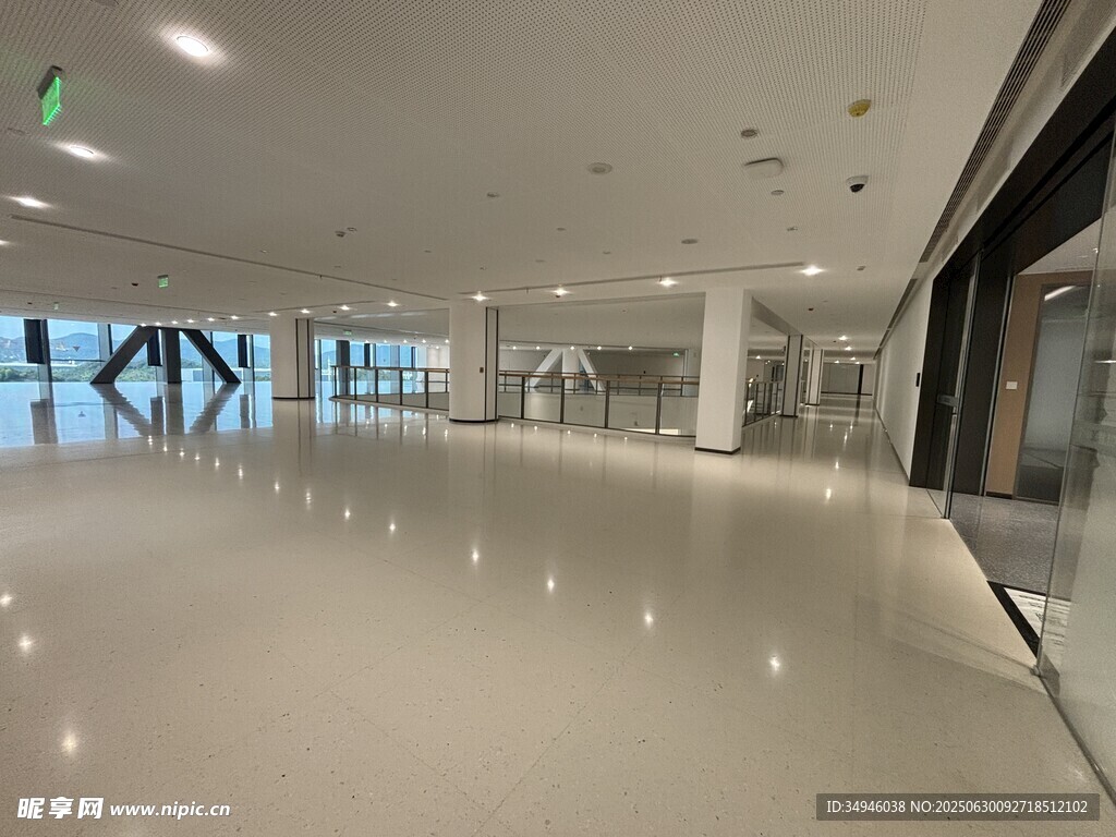 宽敞明亮的现代化室内空间