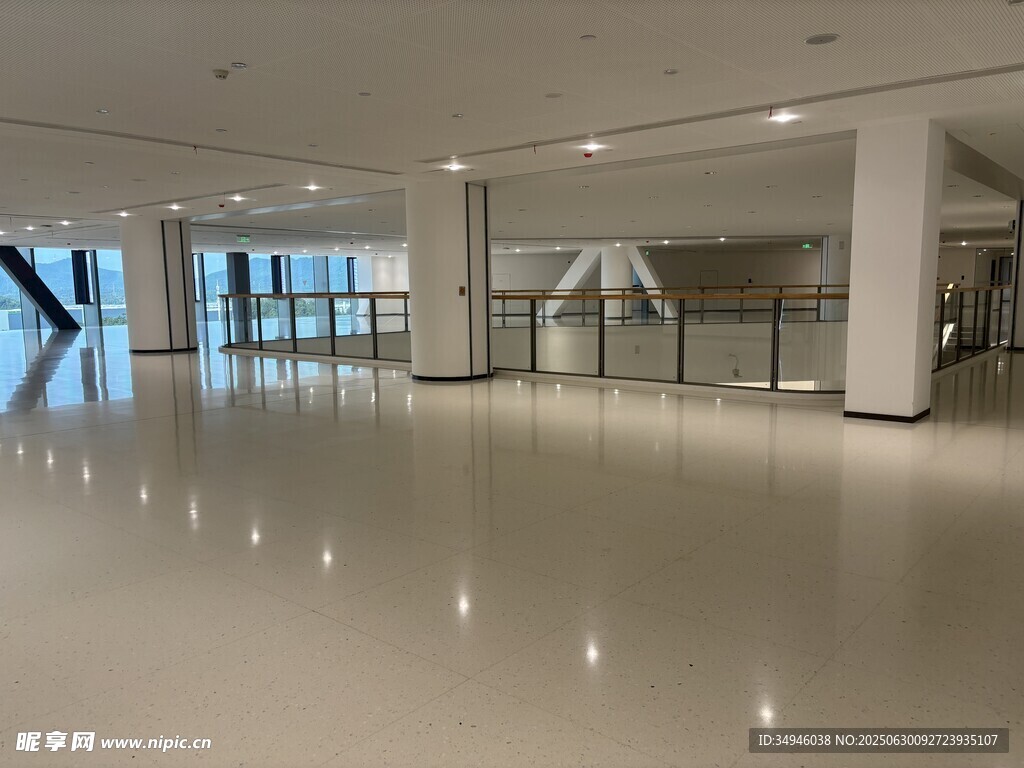 现代宽敞的室内大厅空间