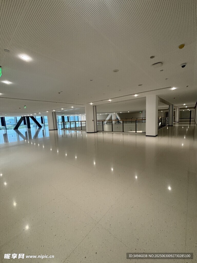 宽敞明亮的现代化室内空间