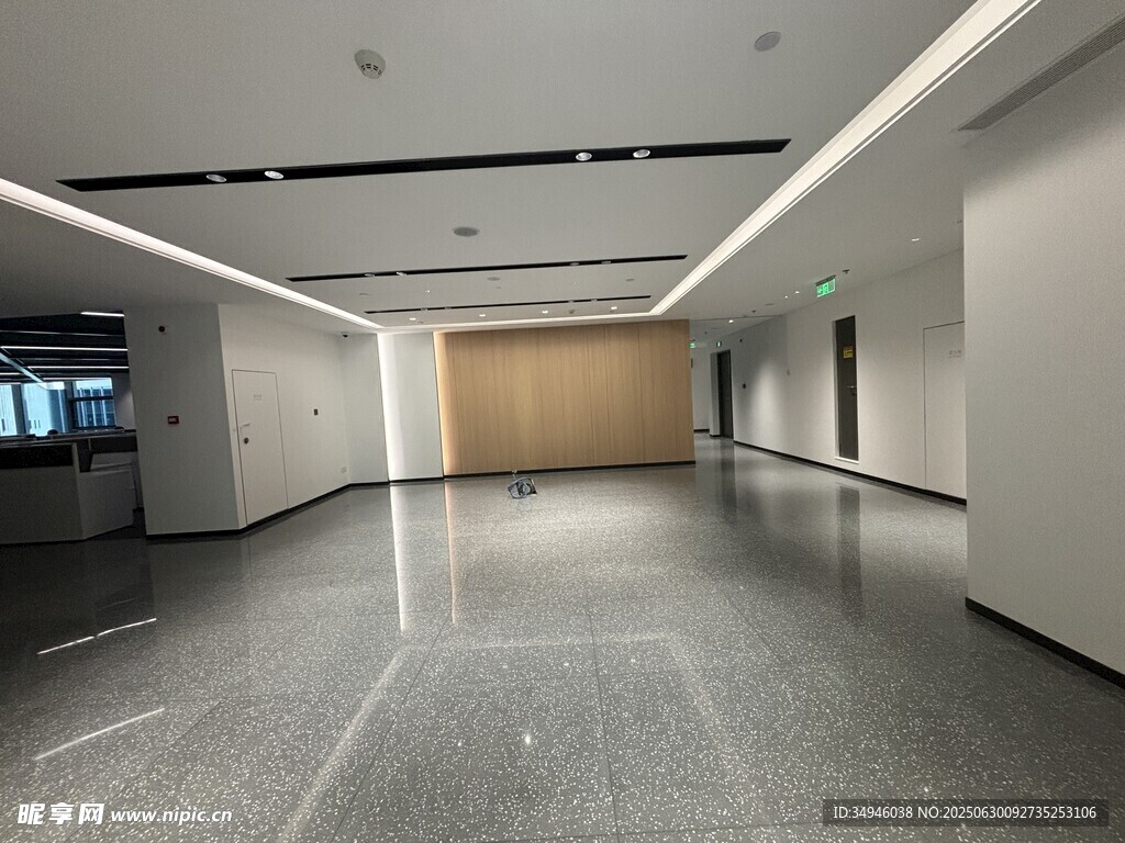 空旷现代风室内走廊空间