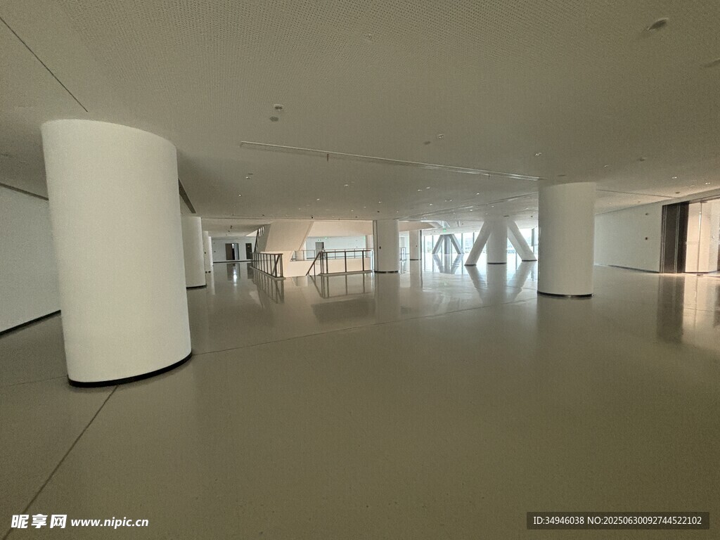 现代简约风格空旷室内空间