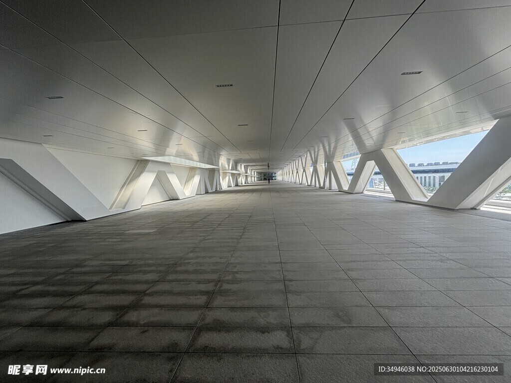 现代风格的空旷室内通道