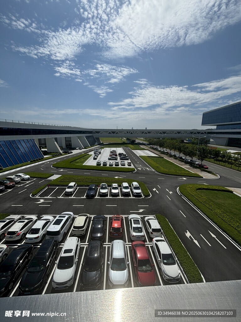 俯瞰现代化停车场景观