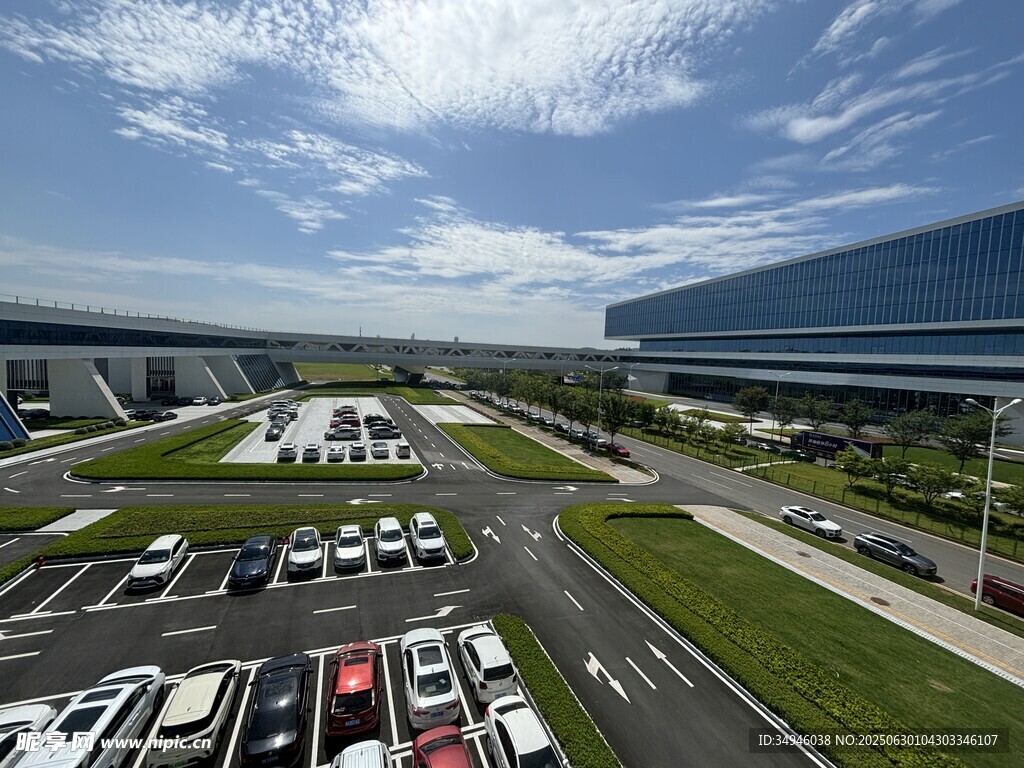 现代化停车场全景