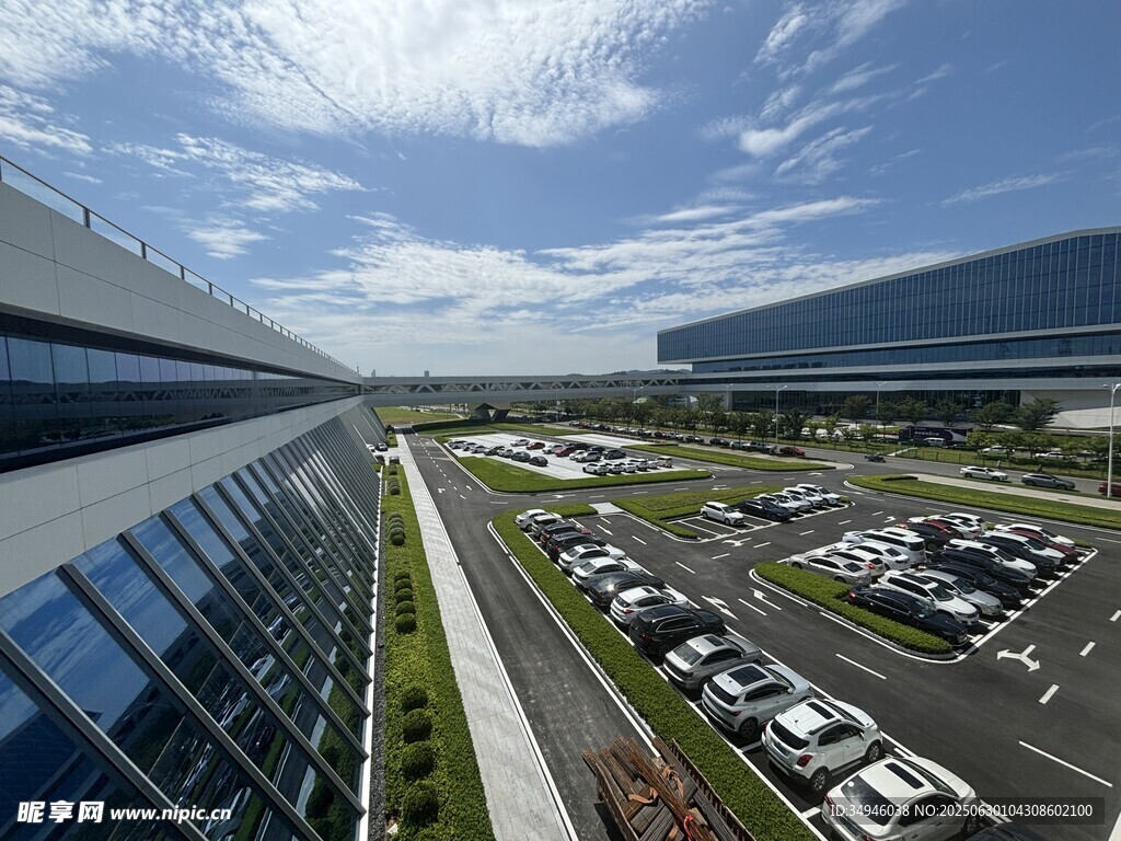现代企业园区停车场全景