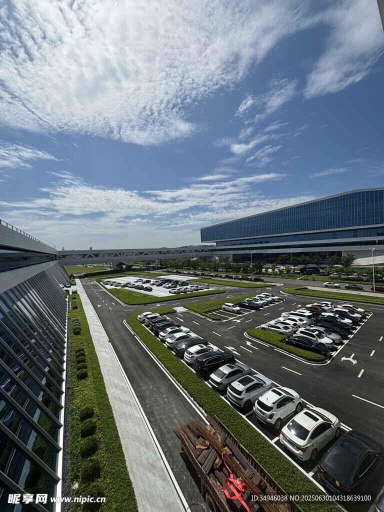 现代园区停车场全景