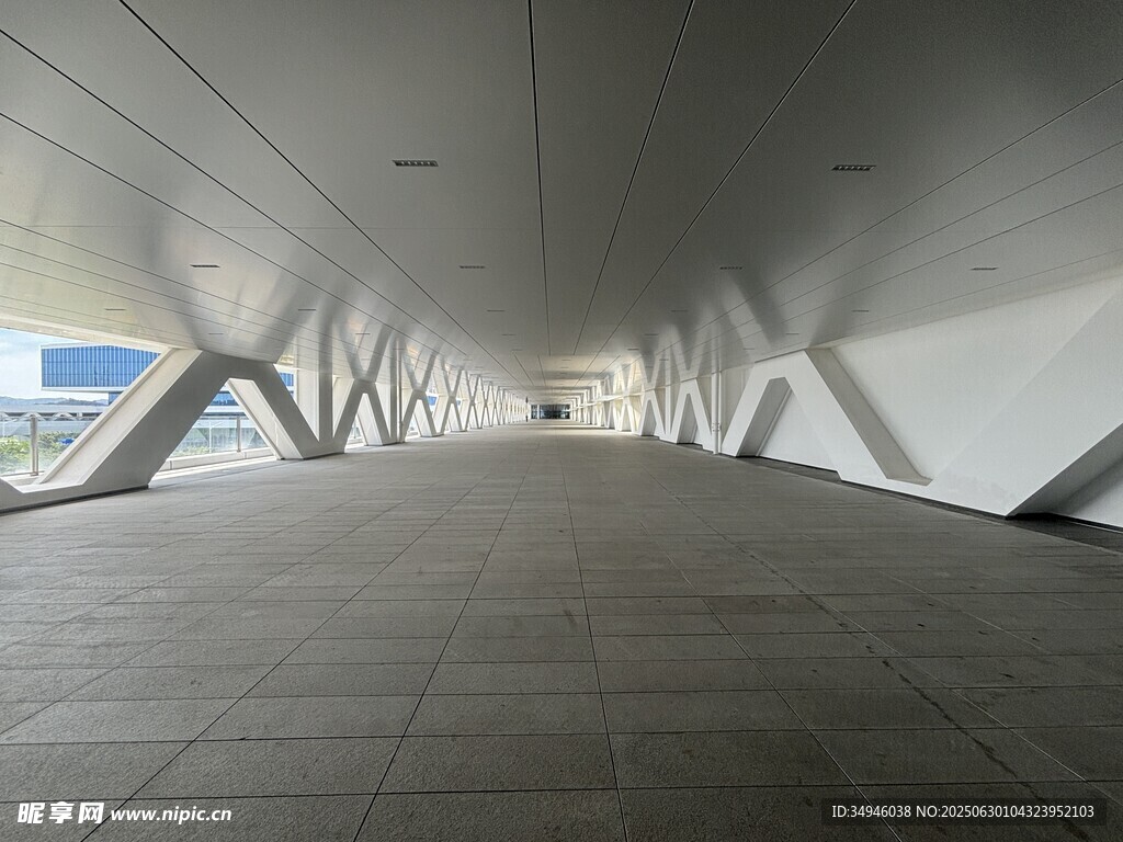 现代风格的空旷走廊空间
