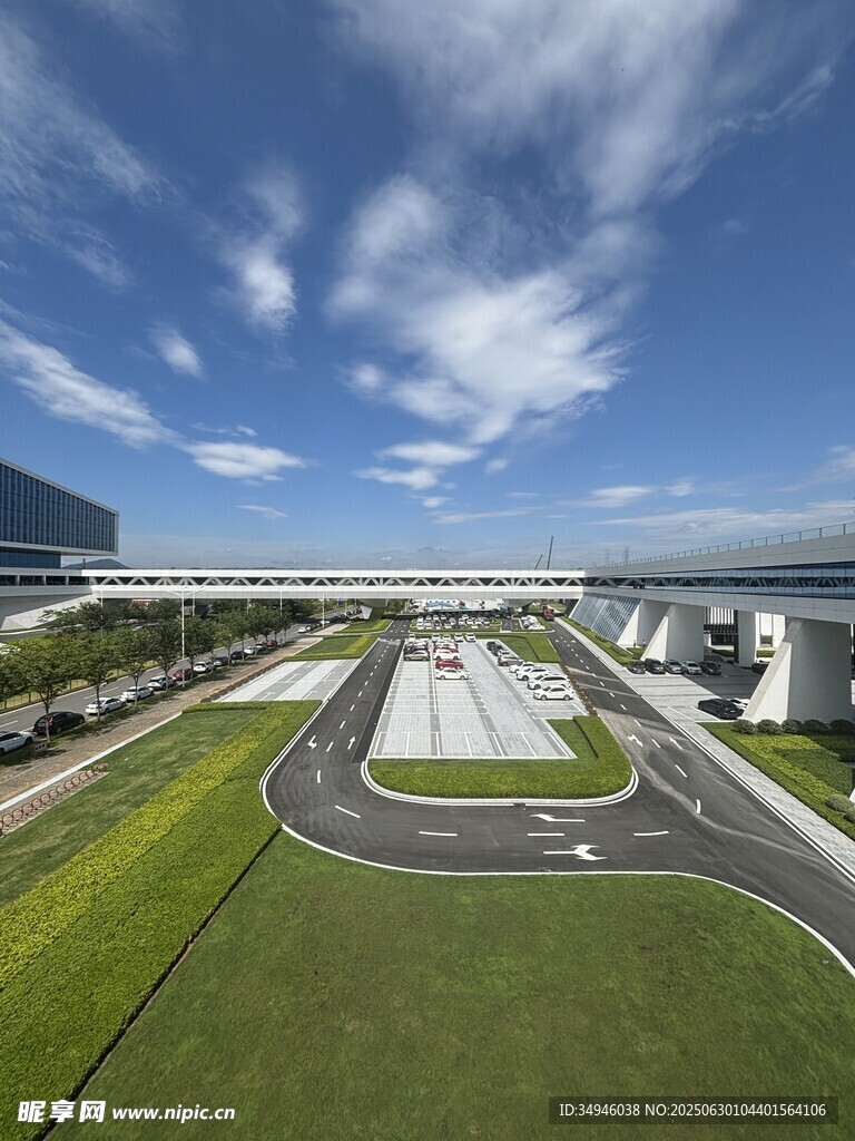 现代化机场跑道全景