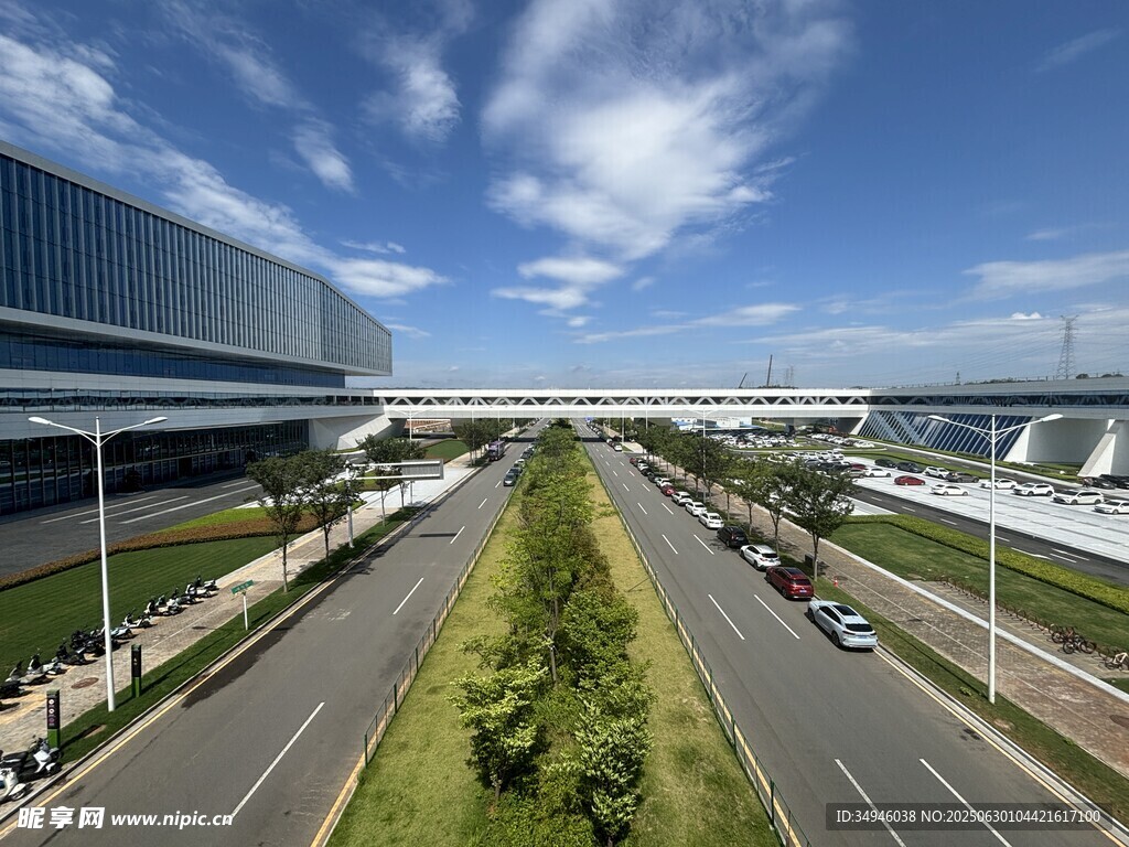 现代化道路旁的宏伟建筑