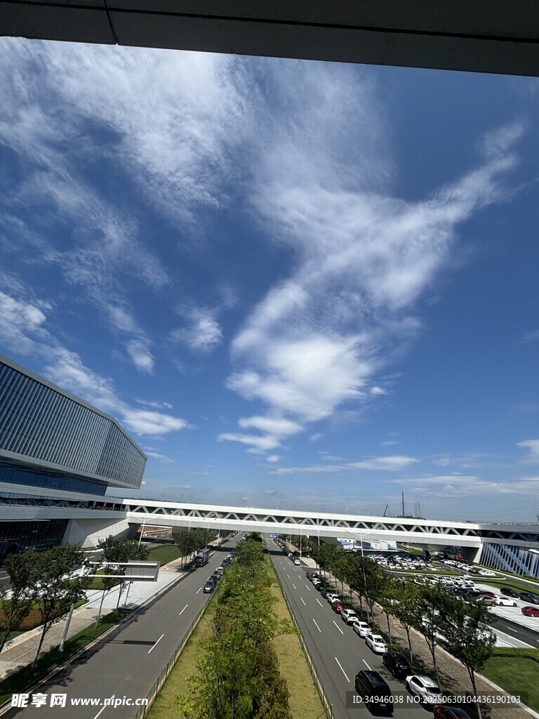 城市道路与蓝天白云景观