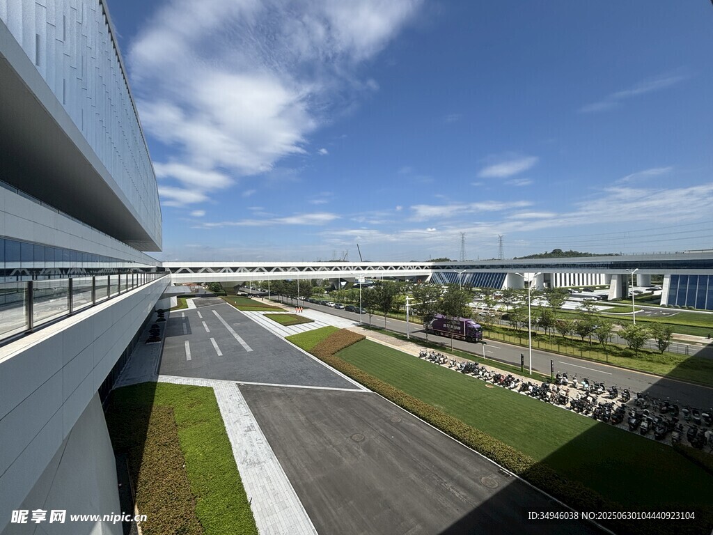 现代化机场跑道全景