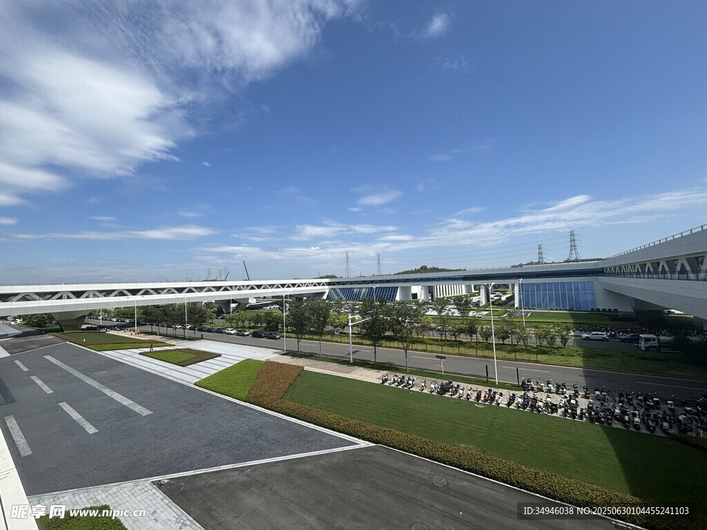 宽阔机场跑道与晴朗天空