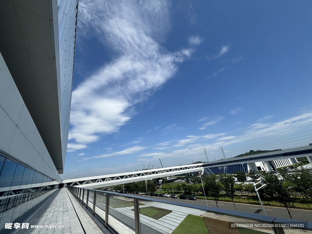 现代建筑外的开阔天空景观