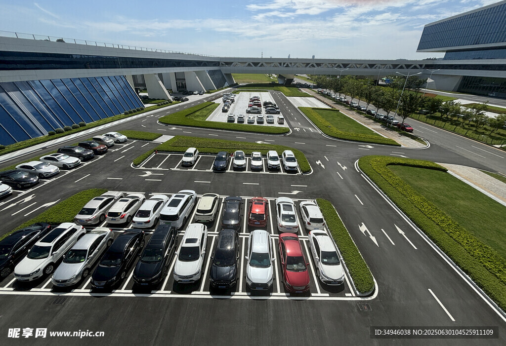 大型停车场全景
