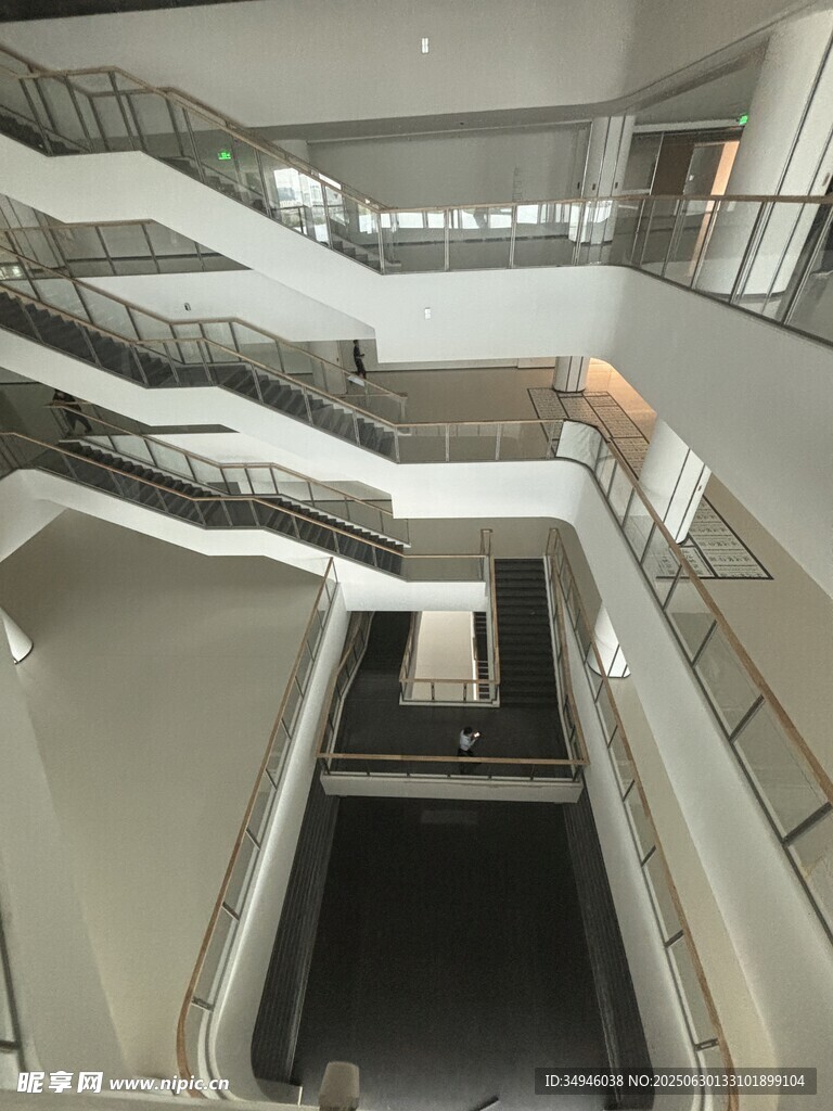 现代建筑内部多层楼梯景观