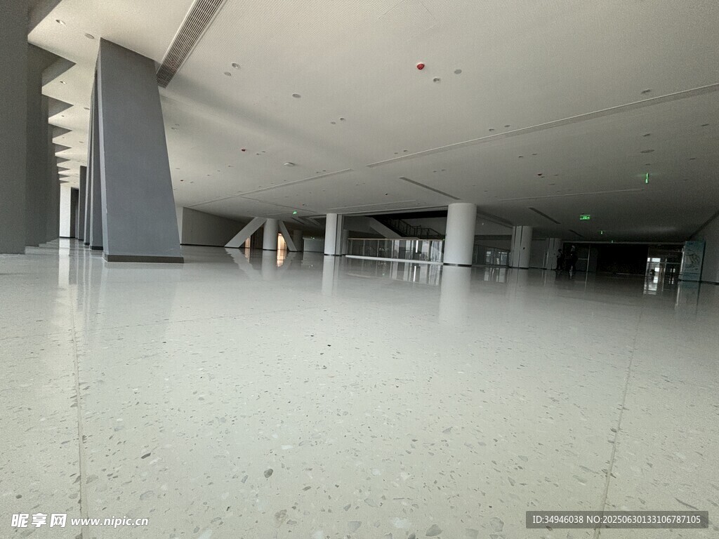空旷室内地面与立柱场景