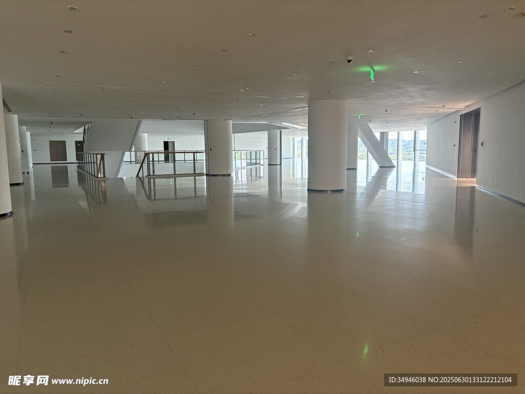 空旷明亮的现代化室内空间