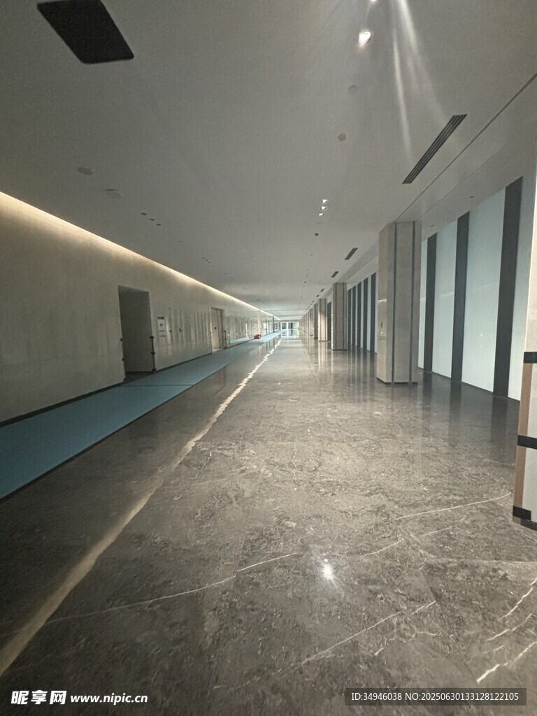 现代宽敞的室内走廊空间