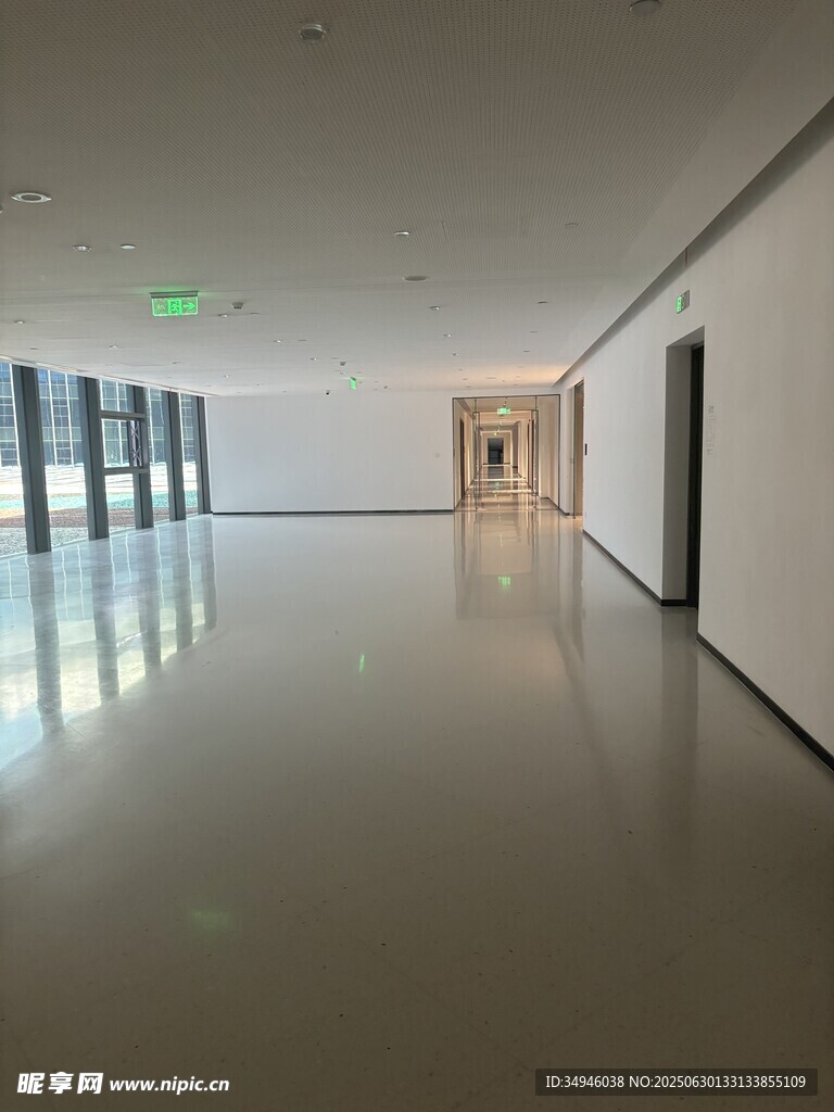 宽敞明亮的现代化空旷走廊
