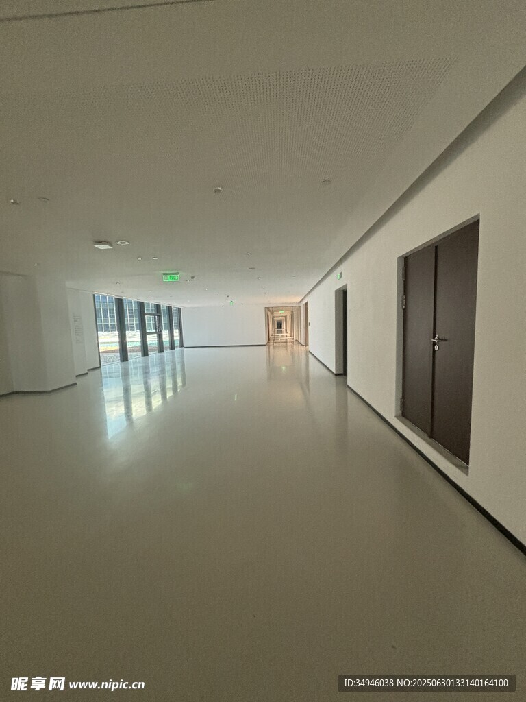 空旷明亮的现代化走廊