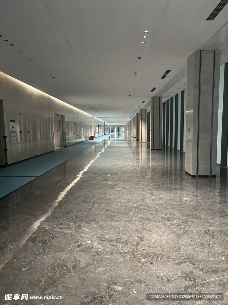现代宽敞的室内走廊空间